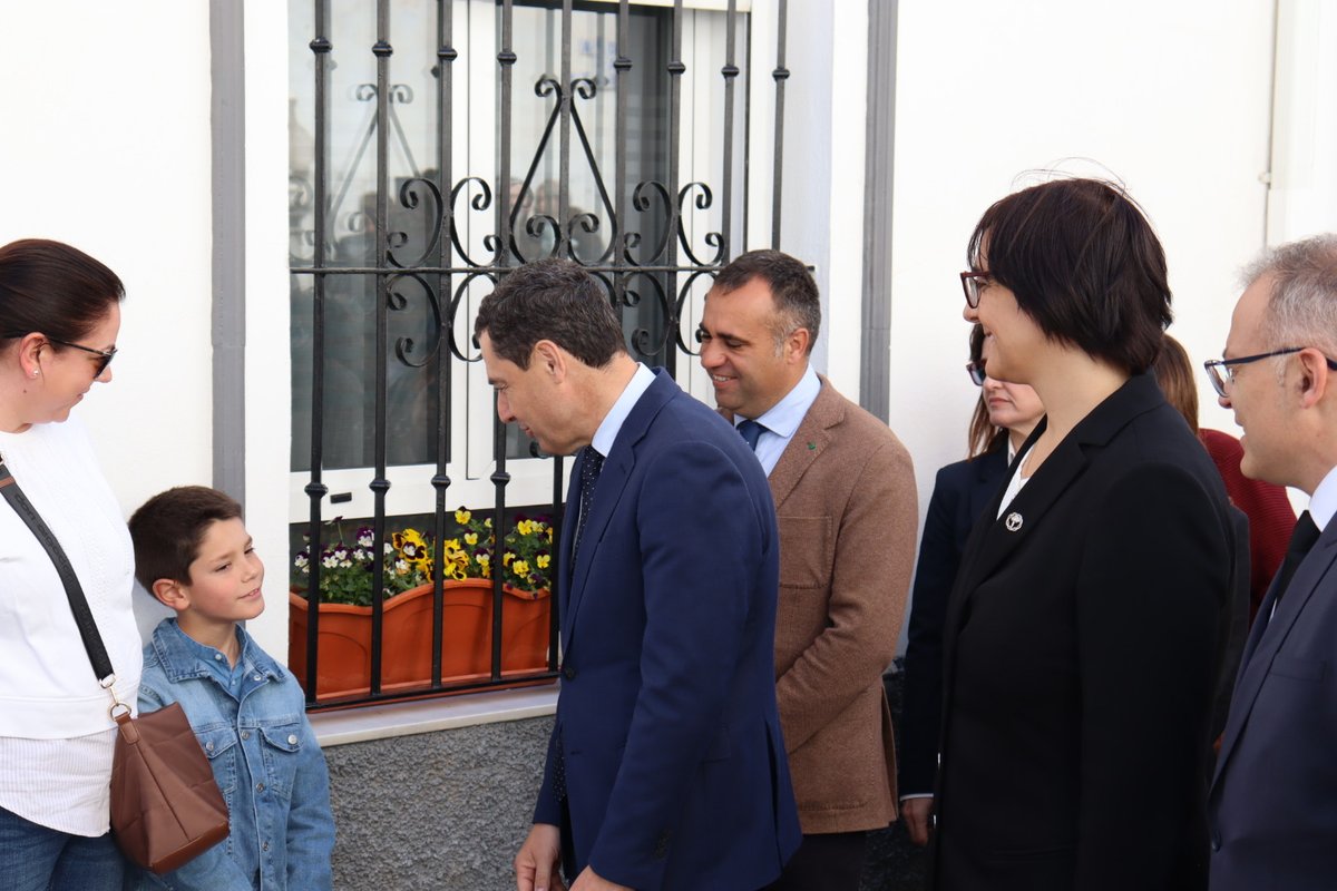 Un placer disfrutar de este #JuevesSanto junto a nuestro presidente <a href="/JuanMa_Moreno/">Juanma Moreno</a> de la Semana Santa de #Baza declarada Fiesta de Interés Turístico de #Andalucía