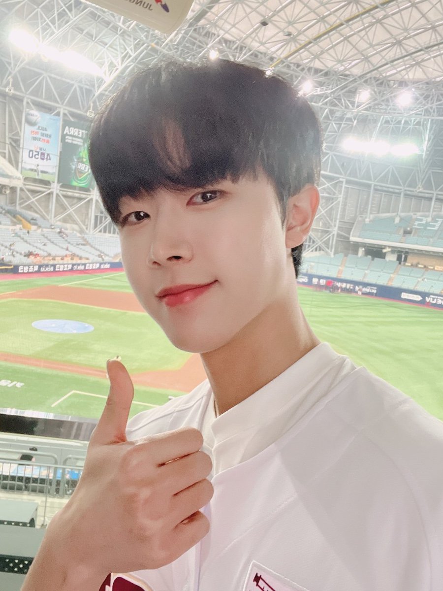 [230406]  #골든차일드 김동현🌟위버스

🐜:"키움 히어로즈 첫 시구,시타!! 떨렸지만 잘 마무리하고 경기도 너무 재미있게 잘 보고 왔습니다!! "
 
GoldenChild Donghyun
<a href="/Hi_Goldenness/">GOLDEN CHILD</a>