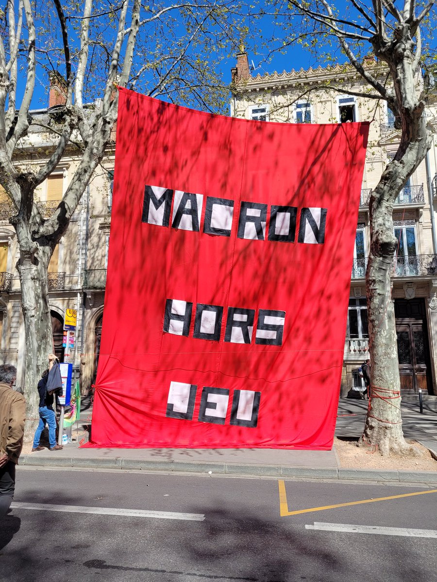 W__Roman's tweet photo. Petit florilège de pancartes et de banderoles toulousaines : 

#manif6avril #greve6avril #Toulouse #ReformeDesRetraites #manifestation #manifestations https://t.co/LWdR1bZOhZ