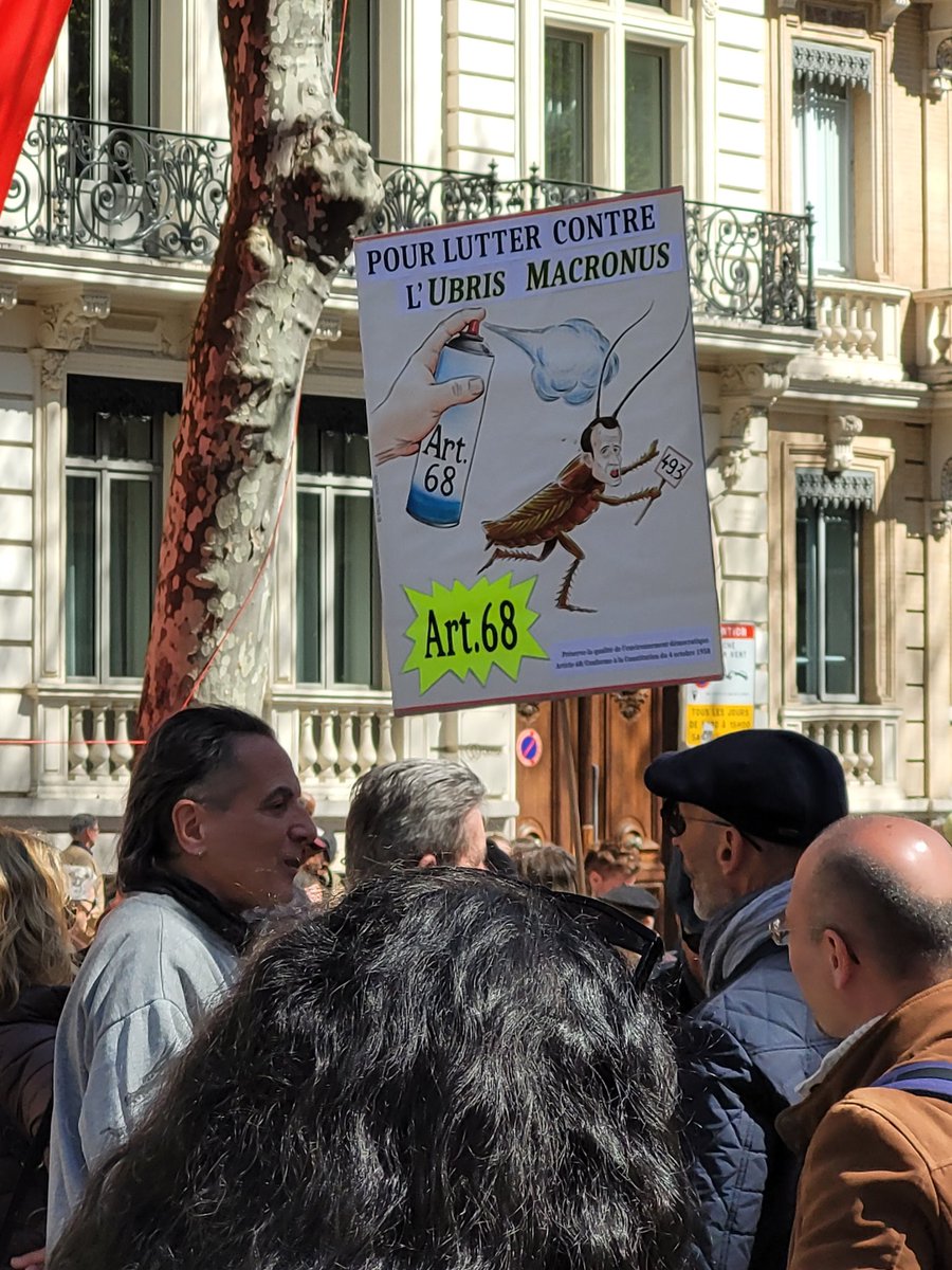 W__Roman's tweet photo. Petit florilège de pancartes et de banderoles toulousaines : 

#manif6avril #greve6avril #Toulouse #ReformeDesRetraites #manifestation #manifestations https://t.co/LWdR1bZOhZ