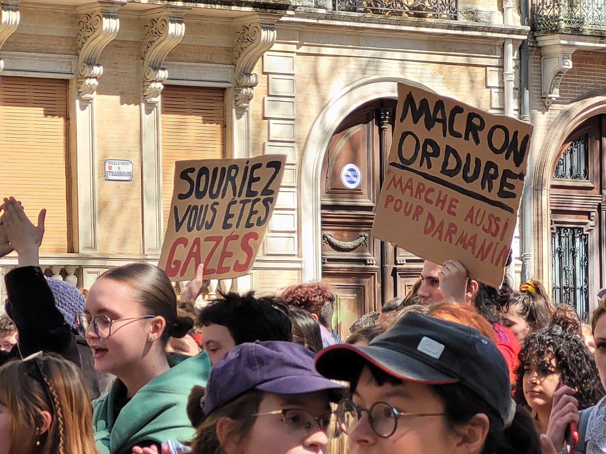 W__Roman's tweet photo. Petit florilège de pancartes et de banderoles toulousaines : 

#manif6avril #greve6avril #Toulouse #ReformeDesRetraites #manifestation #manifestations https://t.co/LWdR1bZOhZ