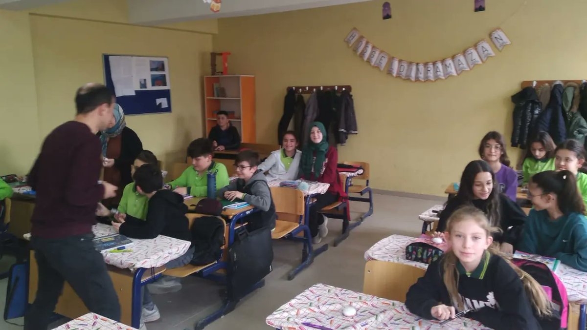 emet_imam's tweet photo. İlçemizde her Ramazan ayının her 15. Gününde yapılan HEYMAN geleneğini okulumuzda da yaşadık. 🍬🍭🍫🍪 
#kütahyamilliegitim @bilalsen43 @emetmem https://t.co/CKkBL6wF0d