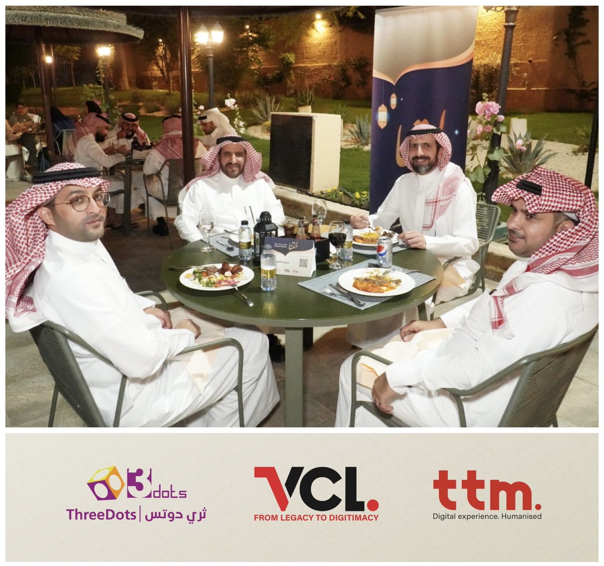 threedots_sa's tweet photo. في أجواء رمضانية مليئة بالحفاوة، سعدنا ليلة البارحة و بالشراكة مع شركائنا @TTMassociates &amp; @VCLLTD بإقامة ملتقى سحور"لمتنا" في فندق إنتركونتننتال احتفاءً بشهر رمضان المبارك بتشريف نخبة من القيادات التنفيذية السعودية في الموارد البشرية والتحول الثقافي من مختلف القطاعات والمنظمات. https://t.co/68kC6FXtRp
