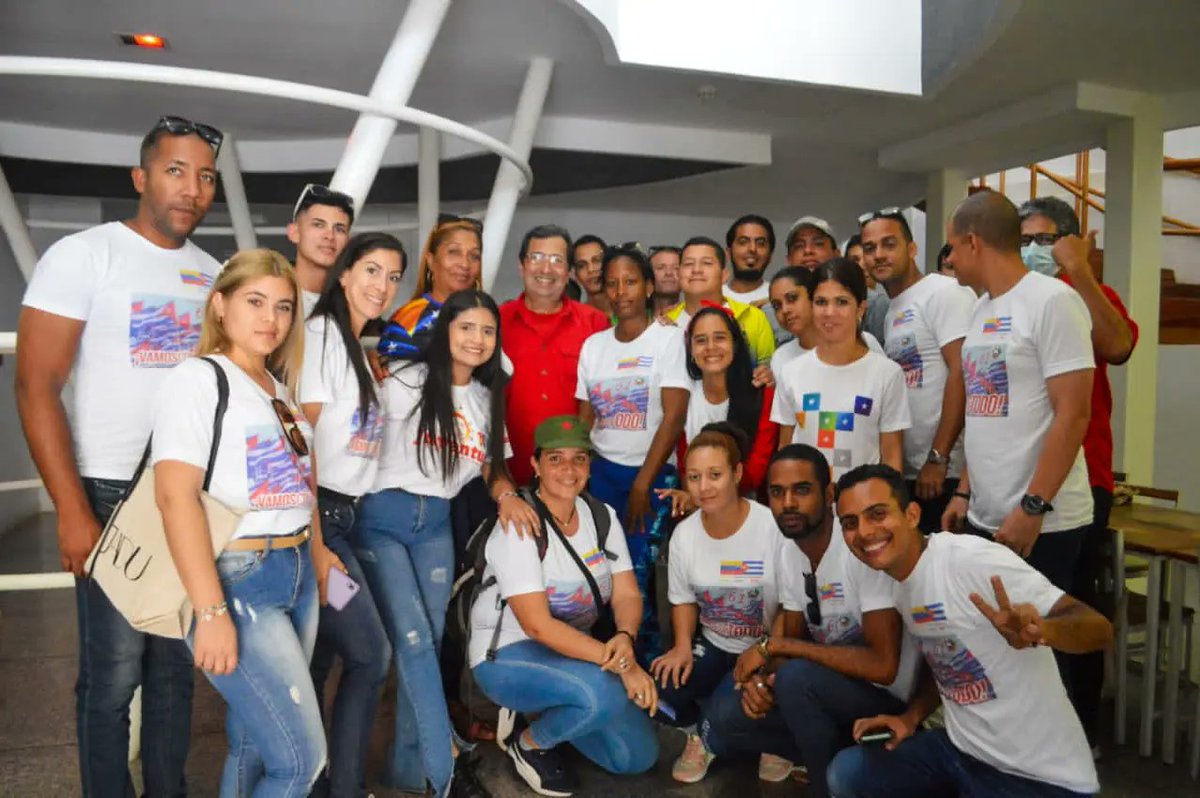 #4abril, 61 años de la Unión de Jóvenes Comunistas, desde la Tierra de Nuestro Comandante Hugo Chávez Frías fuimos a celebrar y compartir con nuestros hermanos y hermanas jóvenes de Cuba.

Con la Juventud, comprometidos con la Patria, con Chávez, con Fidel, con la Revolución