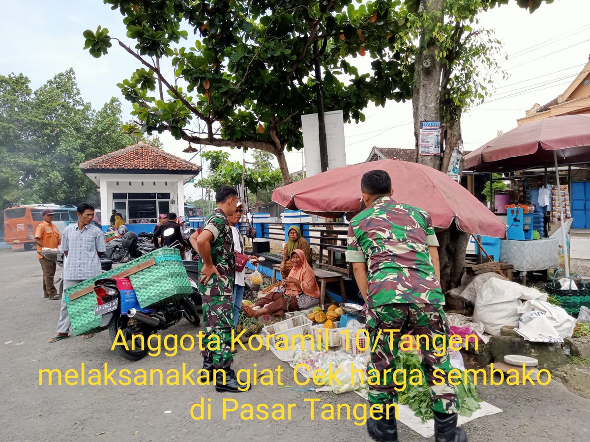 Sertu Suparno anggota Koramil 10/Tangen melaksanakan giat pengecekan harga sembako di pasar Janglot Kec. Tangen.