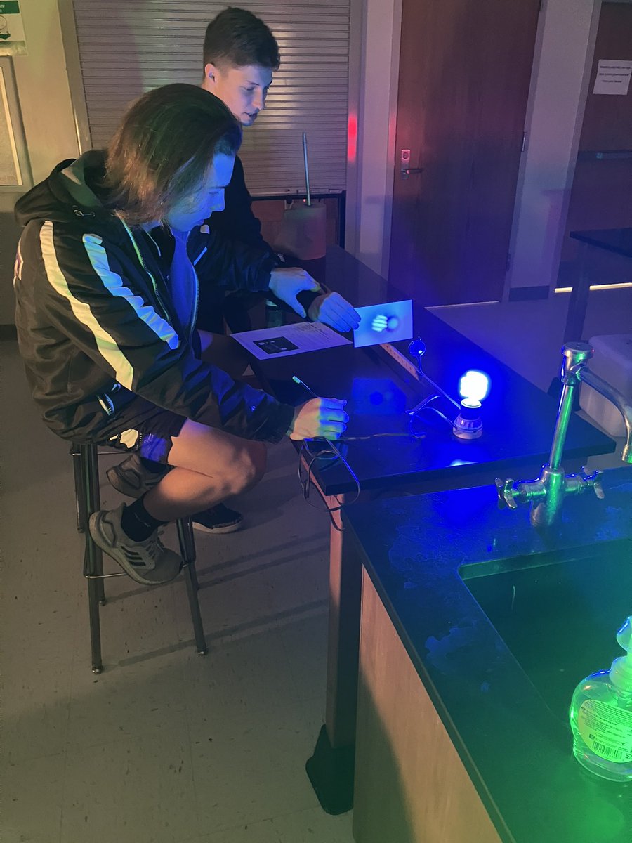 BEAST Physics students are learning all about how lenses work. Image magnification and inversion is so much more fun with colorful light bulbs 🤩

@ChieftainNation @BellevueSchools #championsforchildren