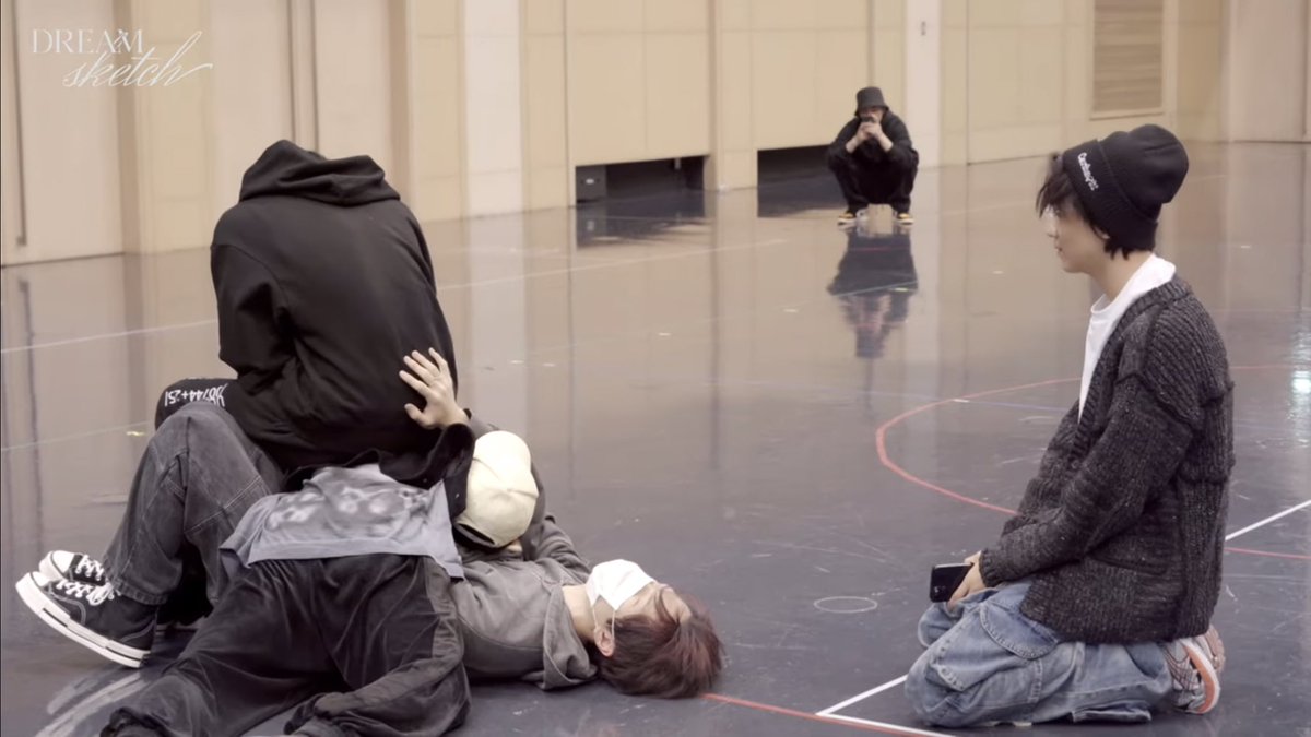 อะไรวะ 55555555555555555555555 ก้อนด้านซ้าย จีซองนอนล่างสุด อินจุนนอนทับ น้องเล่อมาแหมะต่อ เจโน่นั่งบนสุด แฮชานนั่งดู ละมีแจมินนั่งยองๆเล่นโทรศัพท์อยู่ไกลๆ