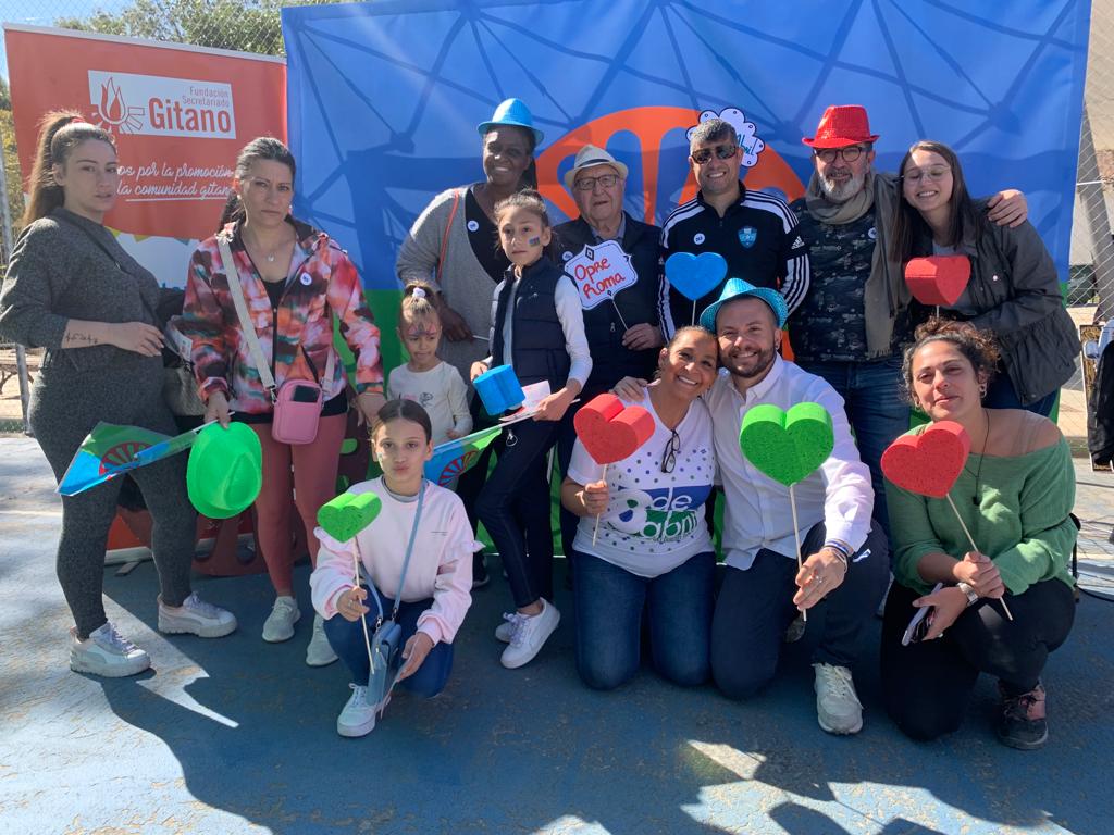 NatxoBellido's tweet photo. Siempre estamos al lado de las entidades gitanas 💙❤💚 

Hoy con @gitanos_org_ALI en su jornada de convivencia festiva, con motivo del 8 de abril #DíaPuebloGitano 

¡Hagamos camino juntas/os!
¡Buen camino!
#LachoDrom https://t.co/Y9MZrOJzAe