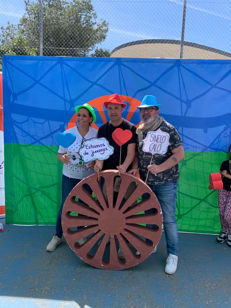 NatxoBellido's tweet photo. Siempre estamos al lado de las entidades gitanas 💙❤💚 

Hoy con @gitanos_org_ALI en su jornada de convivencia festiva, con motivo del 8 de abril #DíaPuebloGitano 

¡Hagamos camino juntas/os!
¡Buen camino!
#LachoDrom https://t.co/Y9MZrOJzAe