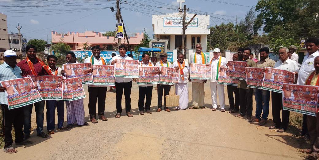 KosuruVenkatas1's tweet photo. ఈరోజు ఉదయం ప్రతి ఇంటికి బిజెపి గ్రామ గ్రామానికి ఓబిసి అనే కార్యక్రమానికి నెల్లూరు జిల్లా బుచ్చిరెడ్డిపాలెం లో పాల్గొనడం జరిగింది.
#ApObcMorcha https://t.co/i4TdXLUpjl