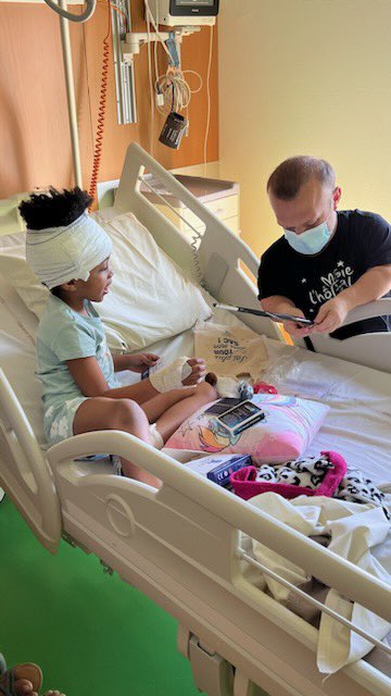 [Visite de Passe-Muraille à Clocheville] 

Hier, les enfants des services de neurologie et d’oncologie ont reçu la visite de Passe-Muraille de l’émission Fort Boyard. 👋

Merci à <a href="/Magiehopital/">Magie à l'hôpital</a> pour l’organisation de cette surprise et pour les nombreux cadeaux 🎁🪄