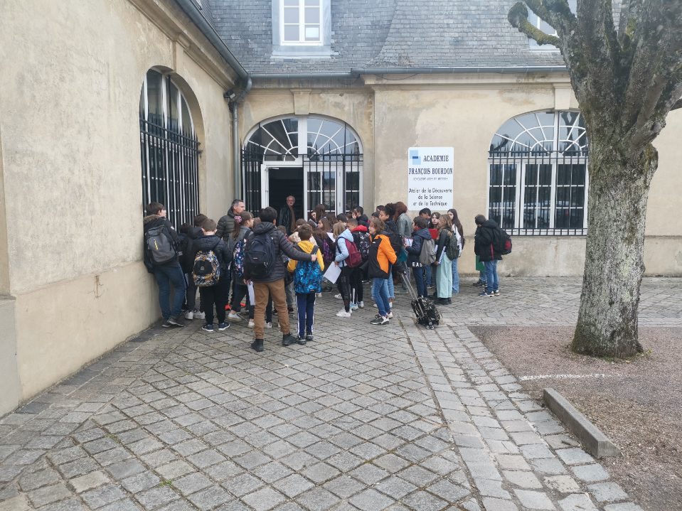 CAST_Dijon's tweet photo. Le forum CSTI Creusot revient cette année ! Ouvert aux élèves du cycle 3, il est l’occasion de rencontrer des acteurs de la culture scientifique : @canope_71, @CCSTI_BFC, @SABourdonne, @EsiremDijon @PavillonIndus, @Fondation_Lamap, @iutlecreusot
Merci à eux ! 
@AcademieDijon https://t.co/AR9RE3ywUt