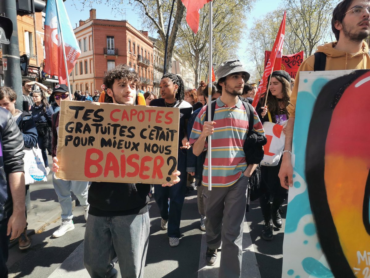 A #Toulouse, encore des milliers de manifestants et un cortège jeune très fourni en tête de cortège : "l'exemple du CPE en 2006 montre que ce n'est pas le moment de lâcher !" #ReformeDesRetraites <a href="/libe/">Libération</a>