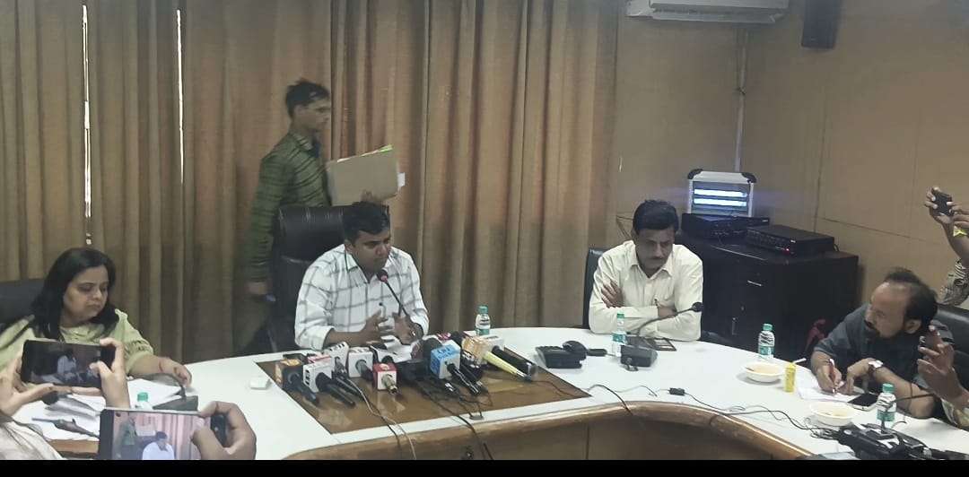 आज कलेक्ट्रेट सभागार में रेरा से प्राप्त प्रकरणों में कार्यवाही के संदर्भ में प्रेस वार्ता की तथा मीडिया के माध्यम से आमजन को आस्वस्त किया गया कि समस्त प्रकरणों में  यथोचित कार्यवाही ससमय सुनिश्चित की जाएगी।
<a href="/myogiadityanath/">Yogi Adityanath</a> 
<a href="/UPGovt/">Government of UP</a> 
<a href="/ChiefSecyUP/">S.P. Goyal, Chief Secretary, GoUP</a> 
<a href="/ShishirGoUP/">Shishir🇮🇳</a> 
<a href="/CeoNoida/">CEO, NOIDA Authority</a>