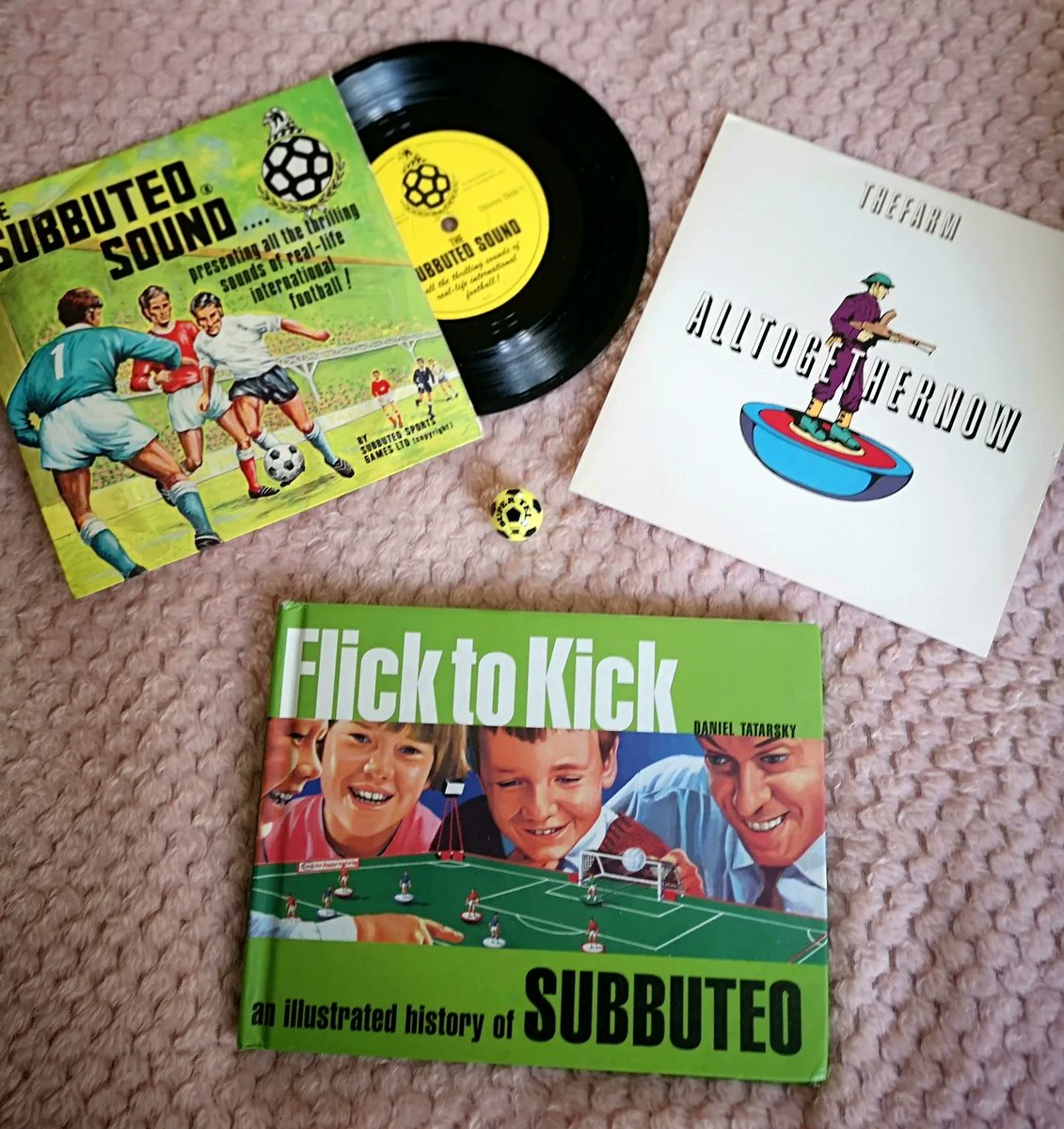 hewesy7's tweet photo. Geek alert ⚠️ Subbuteo bundle.. Enjoy the sound of Subbuteo 😂 #Subbuteo #tablefootball #football https://t.co/mrie5xq9KT