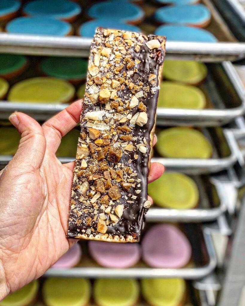 Happy Passover to everyone who celebrates!! We are stocked with Passover friendly treats like this buttery chocolatey nutty toffee covered matzoh to make your holiday sweeter 🍫❤️ #flourbakery #happypassover #butterytoffee #brownies #triplechocolatemo… instagr.am/p/CqsdQg1uiB2/