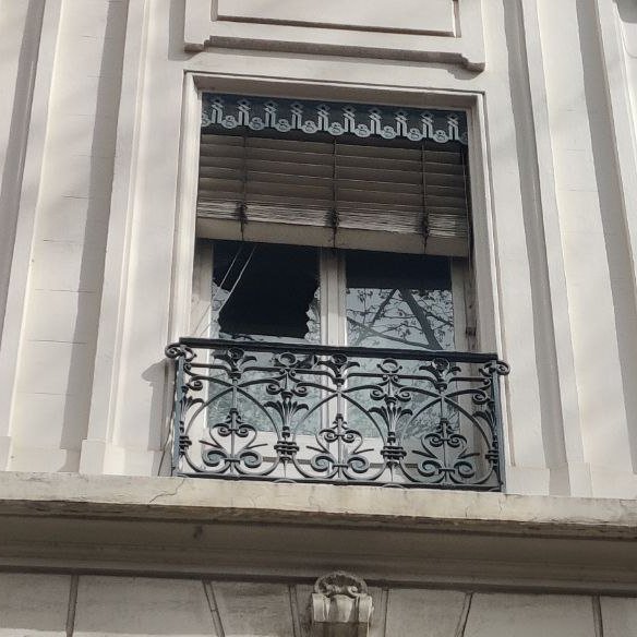 L_insoumission's tweet photo. À Lyon toujours, au 59 avenue de Saxe, une lacrymo atterrit dans un logement au 2e étage d'un immeuble.  

La mort de Zineb Redouane ne vous a pas suffit ? #manif6avril https://t.co/aVzCeYUBwF