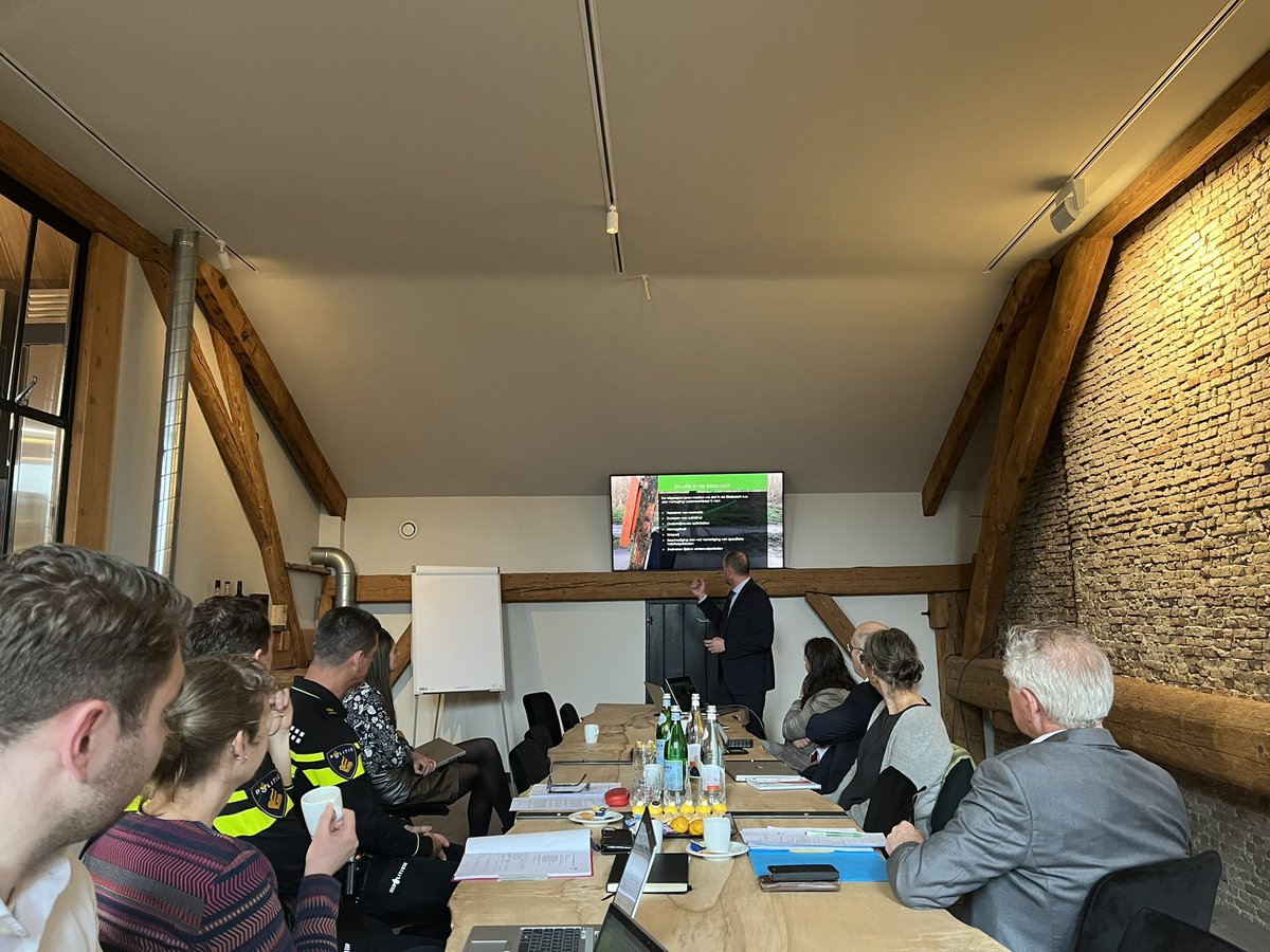 boyscholtze's tweet photo. Vanmiddag mocht ik het Bestuurlijk Overleg Integrale Veiligheid #Biesbosch voor het eerst voorzitten. Goede, intensieve samenwerking tussen #Drimmelen, #Altena, #Dordrecht, #Geertruidenberg, #Staatsbosbeheer, #Politie, #Evides en #Rijkswaterstaat als belangrijkste partners. https://t.co/WQbrl1rN8G
