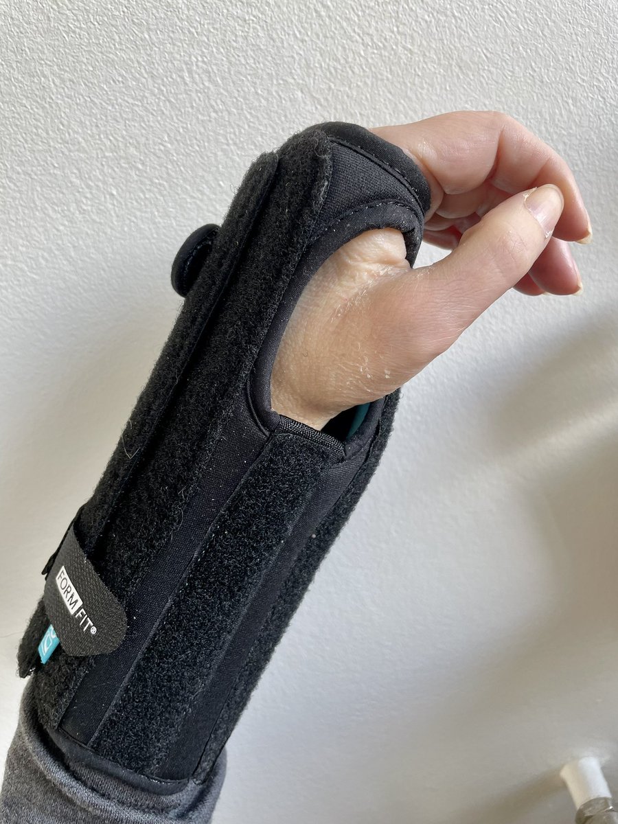 Var að fá spelku eftir að gifsið  var fjarlægt. Spelkan er til í einni stærð. Megið giska hvort hún hafi verið hönnuð á kk eða kvk stærð - hringlar allavega á mér 😢