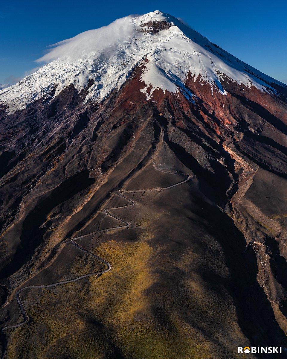Robinski__'s tweet photo. Sobrevuelo al Cotopaxi. 

En la foto podrán ver el camino zigzagueante Que lleva al Refugio.

@sonylatin @SonyAlpha https://t.co/GMQw9itrgl