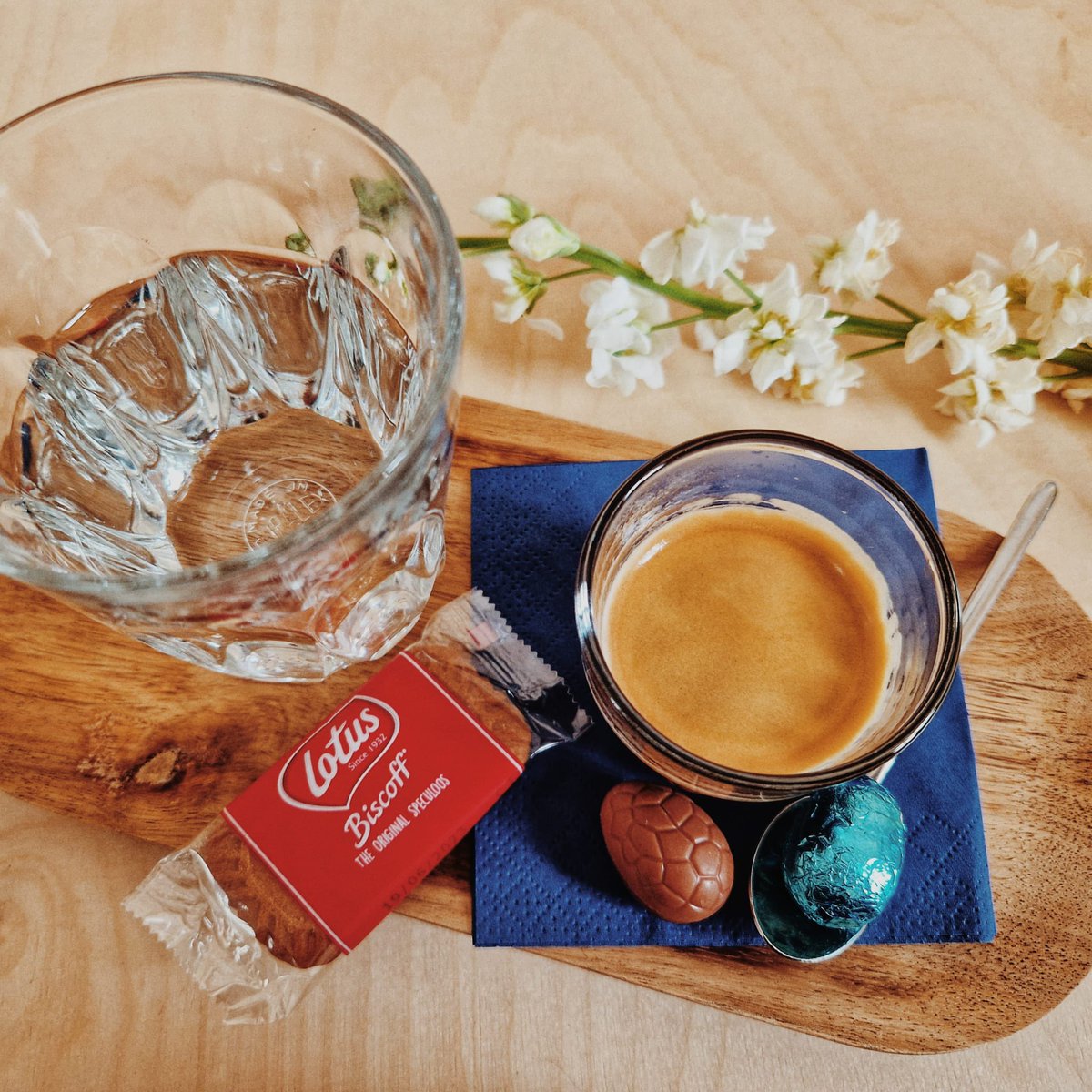 Un petit expresso ☕️et un torrent de douceurs🍬à #notrecafemarais avec le soutien de <a href="/josephinechoco/">Joséphine Vannier</a> #joyeusesfetesàtous de la part de nous tous