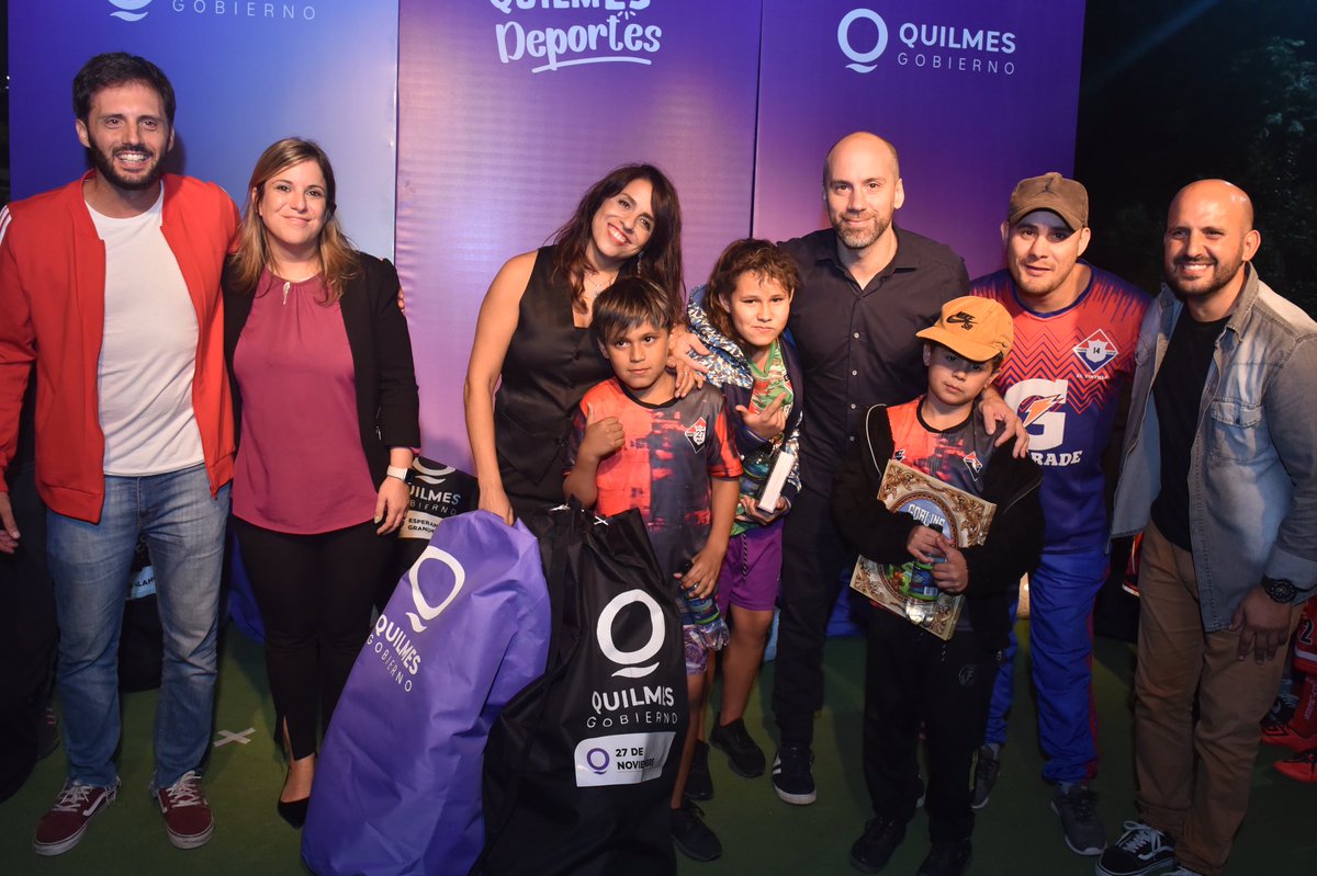 fundacionbapro's tweet photo. 👟 ¡Más #ClubesEnForma en #Quilmes!
Junto a @mayrasmendoza entregamos kits de materiales deportivos a clubes de barrio del municipio. Desde la Fundación aportamos pelotas de fútbol para que más bonaerenses puedan practicar y disfrutar de este hermoso deporte. https://t.co/3EliMOVYRN