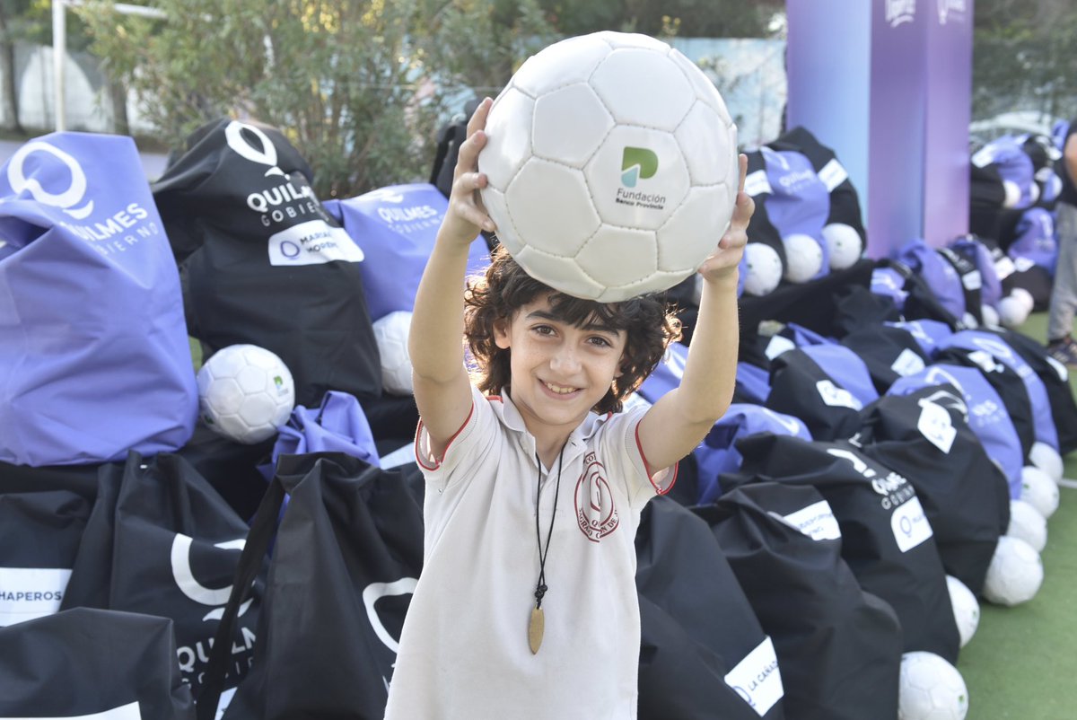 fundacionbapro's tweet photo. 👟 ¡Más #ClubesEnForma en #Quilmes!
Junto a @mayrasmendoza entregamos kits de materiales deportivos a clubes de barrio del municipio. Desde la Fundación aportamos pelotas de fútbol para que más bonaerenses puedan practicar y disfrutar de este hermoso deporte. https://t.co/3EliMOVYRN