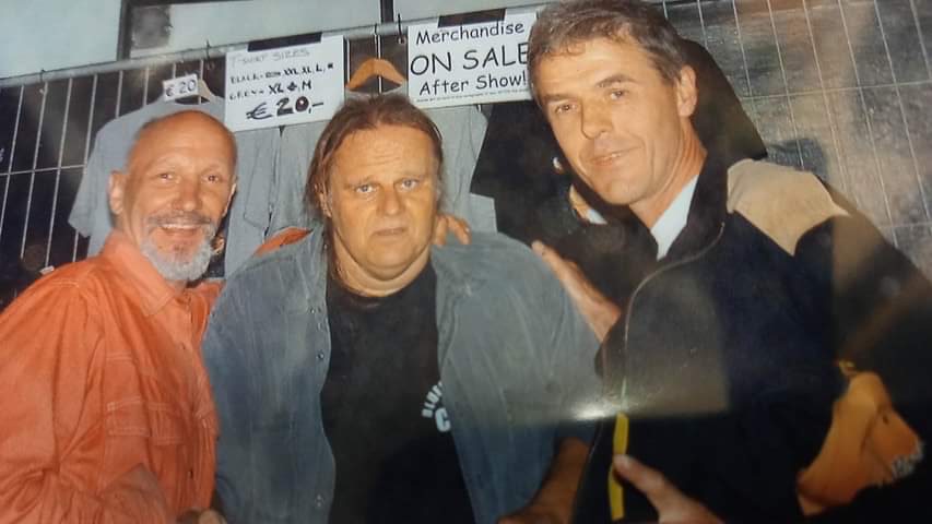 RibsenBlues's tweet photo. Ribs &amp; Blues bezoeker Mario Tenk is op zoek naar beide heren op deze foto met Walter Trout uit 2004.
Weet jij wie dit zijn??
Hij wil ze de foto graag aanbieden /sturen in HR https://t.co/a9qbP3QIVQ