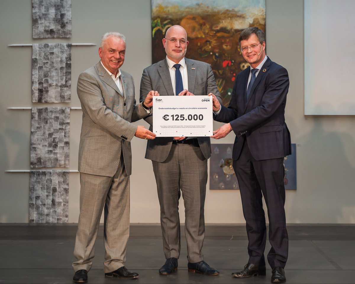 Als voorzitter brancheorganisatie #FIAR bij het FIAR Congres 2023 ‘Winstgevend naar een circulaire economie’ een onderzoekscheque uitgereikt aan <a href="/jpbalkenende/">Jan Peter Balkenende</a> en Steven van Eijck (resp. vz Raad van Advies en bestuursvz @OpenStichting )

#audio #imaging #tv #CircularEconomy