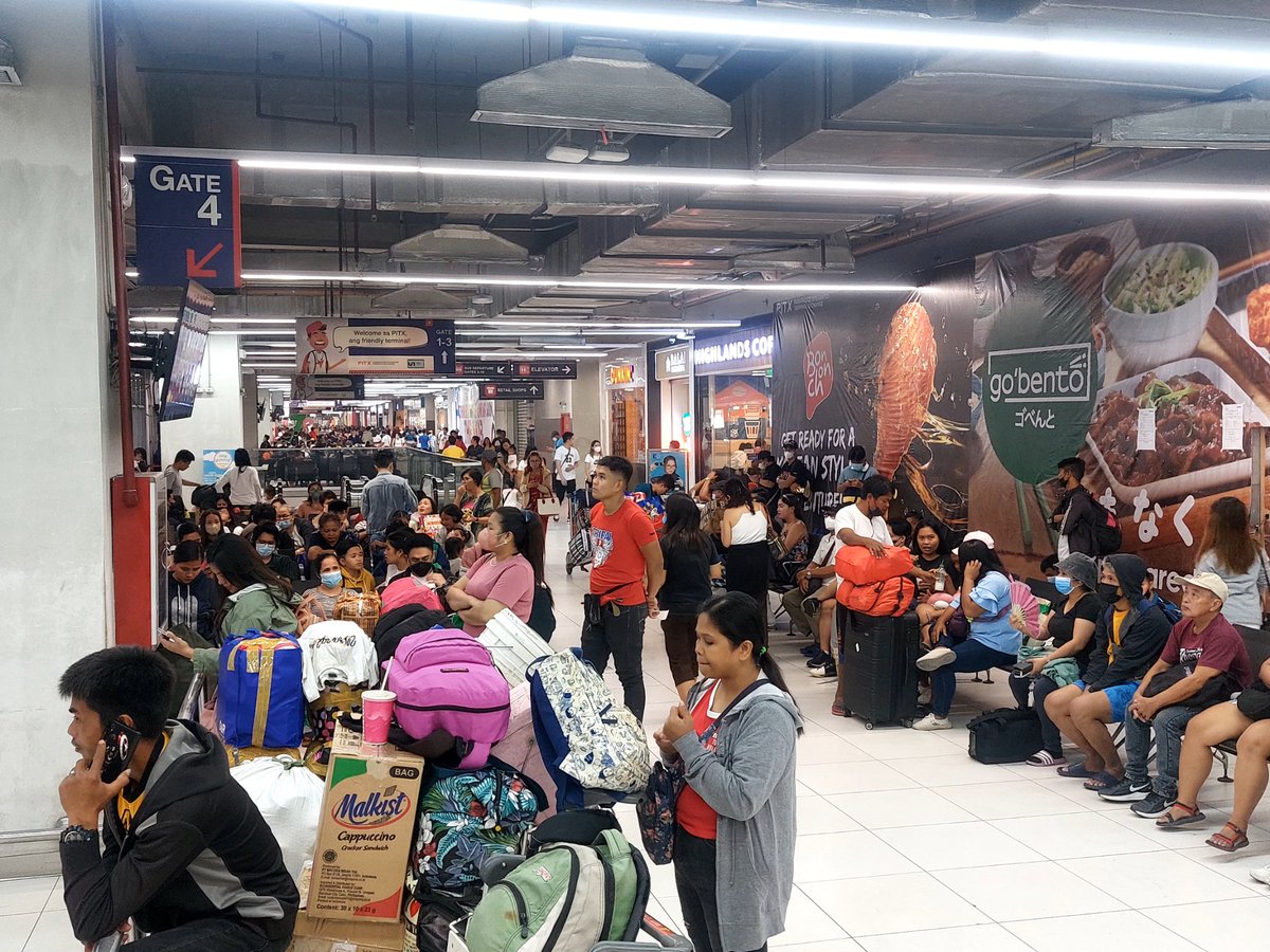 RodLagusad's tweet photo. TINGNAN: Marami pa rin na mga pasahero ang humahabol na makauwi sa kani-kanilang mga probinsya sa PITX ngayong Maundy Thursday.

Ayon sa PITX, as of 12 pm ngayong araw, aabot na sa 55,096 ang naitalang dami ng mga pasahero sa termimal. | @PTVph https://t.co/el7WXHvGeN