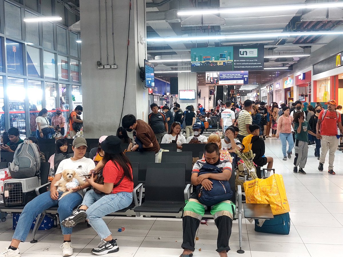 RodLagusad's tweet photo. TINGNAN: Marami pa rin na mga pasahero ang humahabol na makauwi sa kani-kanilang mga probinsya sa PITX ngayong Maundy Thursday.

Ayon sa PITX, as of 12 pm ngayong araw, aabot na sa 55,096 ang naitalang dami ng mga pasahero sa termimal. | @PTVph https://t.co/el7WXHvGeN