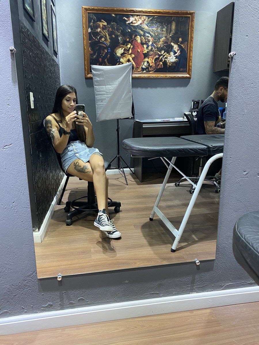 CarolineTibaldi's tweet photo. dia de tattoo 🖤🖤 https://t.co/MNIg4xAZii