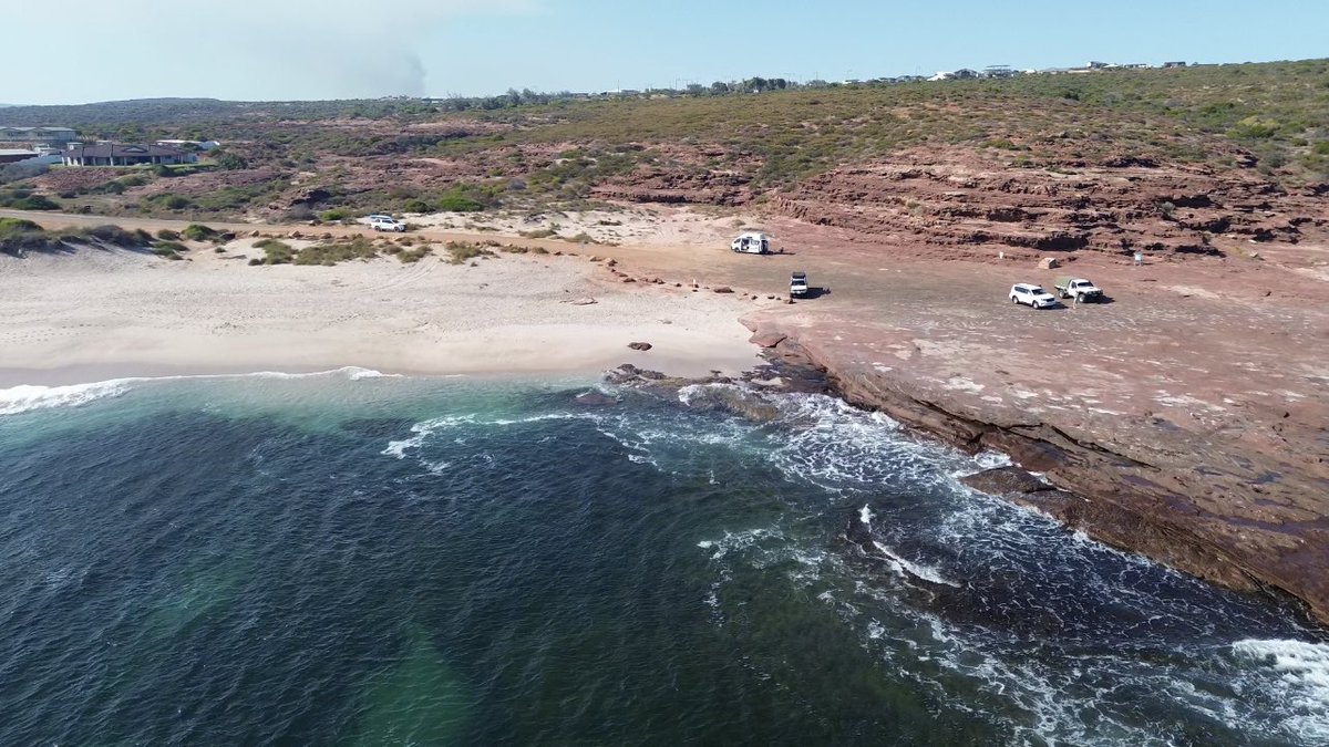 Plooooooooooopp's tweet image. 因为一路都是荒芜，除了公路就是红土矮灌木，哥哥问：What the point of this travel?
我说在澳洲travel有什么意义啊，寻找内心的宁静？🤣Travel就是为了看山看海看石头，看这里的沙这里的水跟那里的有什么不同。 
#澳洲行 
#RedBluff