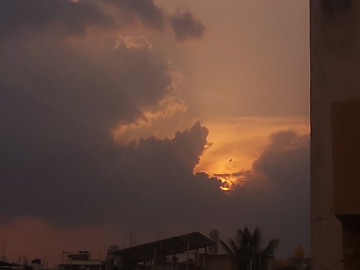 clicks_kee's tweet photo. Sunsets in Bangalore is just dramatic 
#sunset #nature #photography #sky #travel #photooftheday #landscape #love #sunsetphotography #naturephotography #ig #beach #sun #instagood #summer #sunrise #beautiful #sea #picoftheday #clouds #photo #sunsetlovers #sunsets #sunsetlover https://t.co/iAGIrRuvWb
