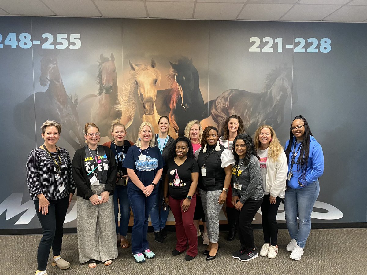 Kristinbevan1's tweet photo. Thank you Ms. Wiens - best AP over ELA - you are awesome and we appreciate you!! @nicolewiens23 @MsYoung2019 @coby_marion @jlovelady4 @tinaeileenjames @Trisig98 @DmarieSP #Hildehasheart #Mustangnation #Hildejoy https://t.co/SFwcBDpIUN
