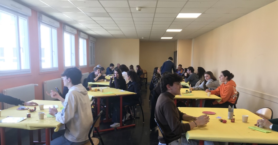 LycRomRolland58's tweet photo. Tea-Time @LycRomRolland58 le 05/04/23
23 intervenants anglophones de la Nièvre sont venus discuter en anglais avec nos élèves de Tale et 1ère LLCE Anglais ainsi que des collégiens. #oral #anglais #echanges #interdegres @dsden58  @AcademieDijon  @drareicbfc  @RA_BFC https://t.co/ikCgqUBU64