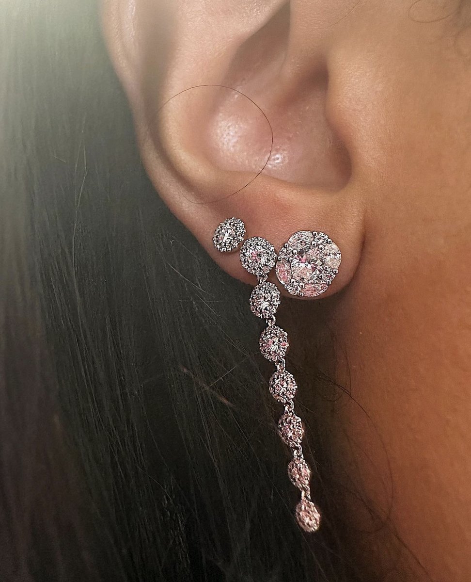JasonLima79's tweet image. The layered look is in and I am loving how these earrings complement each other! Dm me for more info ✨ #jaredemployee #earringstack #stacks #jewelrystacking #jewelrylover #earringsofinstagram #EarringStyle #diamondearrings #diamonds #style #trending #jewelrytrends