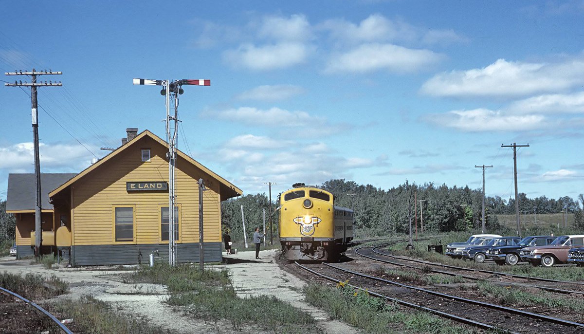 americanrails's tweet photo. The Flambeau 400 came late to the Chicago & North Western's fleet of 400s when it was inaugurated in the early 1950s.

However, the Flambeau, which connected Chicago with the quiet, vacation regions of northern Wisconsin and Michigan's Upper Peninsula had a history that dated back to the 1930s as a popular, seasonal train that ran during the summer months.

Following its rechristening as part of the 400 fleet the train grew in popularity and was able to complete its 452-mile trip in less than 12 hours.  Its accommodations included reclining seat coaches, a full diner, a parlor (with the luxurious drawing room), and a tap-café lounge.

The late-era "Flambeau '400'," by this time operating with Gallery Cars, is seen here at Eland, Wisconsin in September of 1964. Roger Puta photo.

https://t.co/QaGsEsSb3G