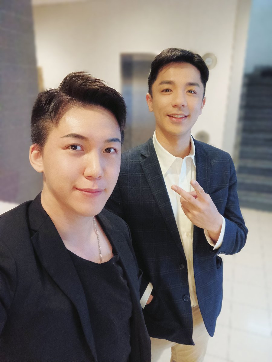 pasuyayang's tweet photo. 三立八點檔《一家團圓》快殺青了... 《天道》已經開鏡了，趕快來補一張我2月底時在一家團圓內跟「鄒檢察官」的合照~~ 演員 #楊皓崴！！

本人高帥又親切👍👍

#臨演日記 #楊翰傑
#Pasuya Yang
#一家團圓 #天道
#演員 #actor
#三立 https://t.co/DzPNXVr4hK