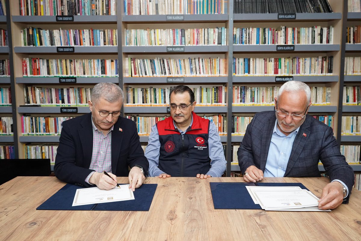 Üsküdar Belediyesi olarak, depremin ilk gününden itibaren 250’den fazla personelimizle hizmetinde olduğumuz İskenderun ile kardeş belediye de olduk. 

Hayat normal akışına dönene kadar tüm gücümüzle burada olmaya devam edeceğiz. 

<a href="/fatihtosyalibb/">Fatih Tosyalı</a> 
<a href="/fatih_donmez/">Fatih Dönmez</a> 

📍İskenderun