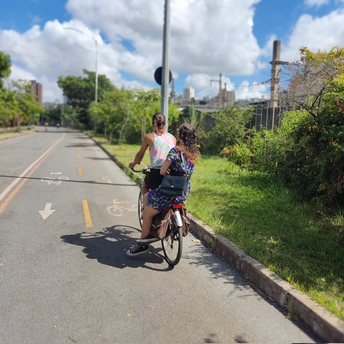 Quintou com essa cena lindíssima que muito vemos em BH!

Apesar da escalada da violência no trânsito na capital mineira e da estagnação da Prefeitura para levar adiante políticas para a mobilidade por bici, #BHPedala.