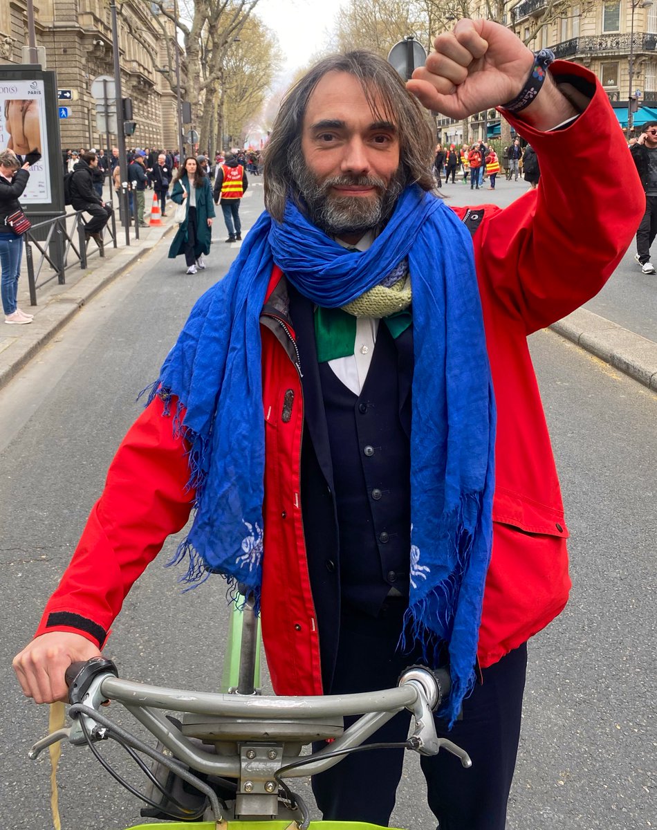 Et soudain un barbu avec un livre de math surgit à Velib #manif6avril 
-« Oh mais Cedric Villani qu’est ce que vous faites là?! »
-« Je manifeste contre la réforme des retraites »
-« on peut faire une interview? »
-« non mais prenez une photo, je vais lever le poing »