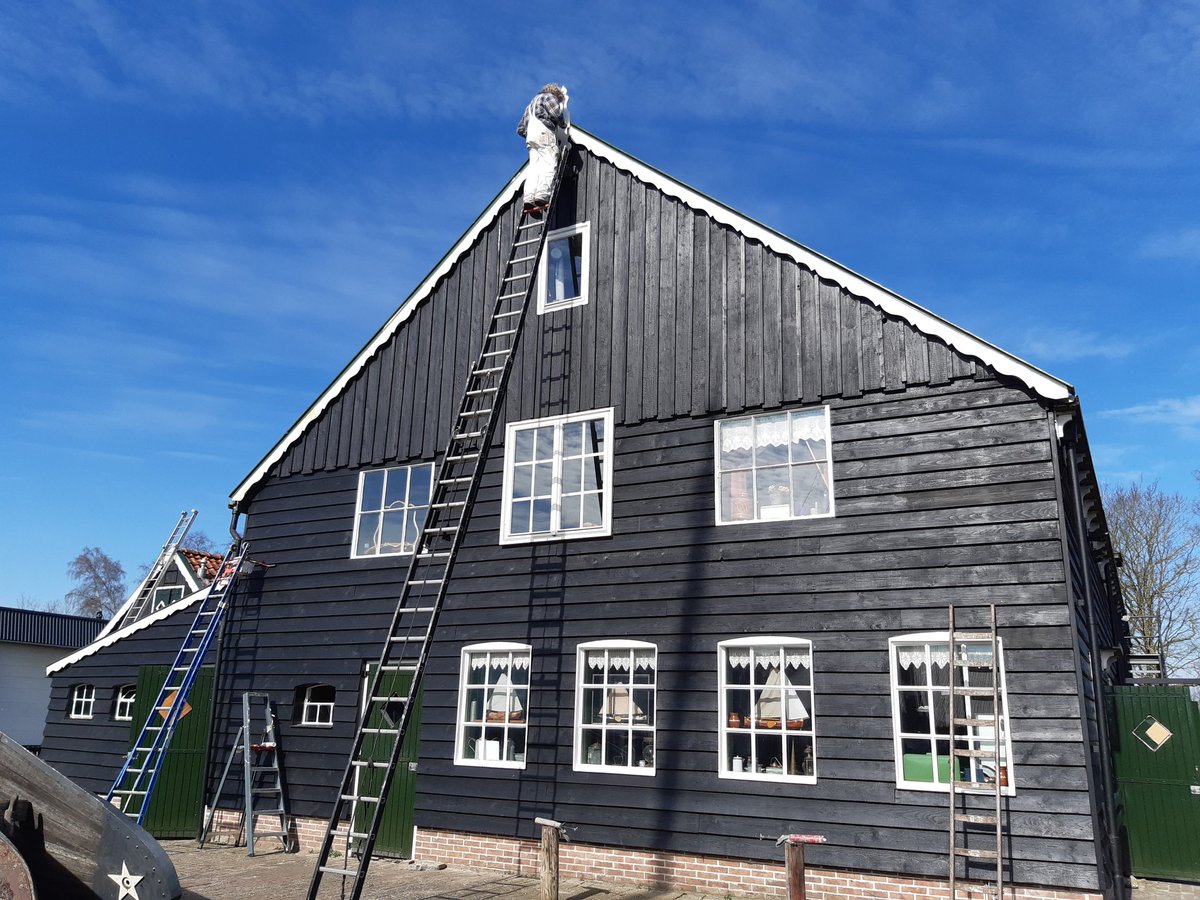 Theunis van der Meer verzorgt het schilderwerk van het Skûtsjemuseum tot in de puntjes.