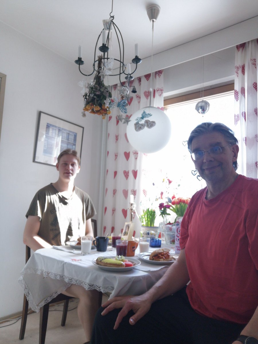 JuhaTenhonen's tweet photo. #tunnelma ##kukatkertovatenemmänkuintuhatsanaa #ruusut #vaaleanpunainen #Olenihastunutsinuun #olensinulleuskollinen #Kauneuttajailoa #tulppaanit #punainen #rakkaudentunnustus #kosinta #uneksinsinusta #helmililja #voimaajaluottamusta #narsissi #itsekkyys https://t.co/MuJKFlFwvS