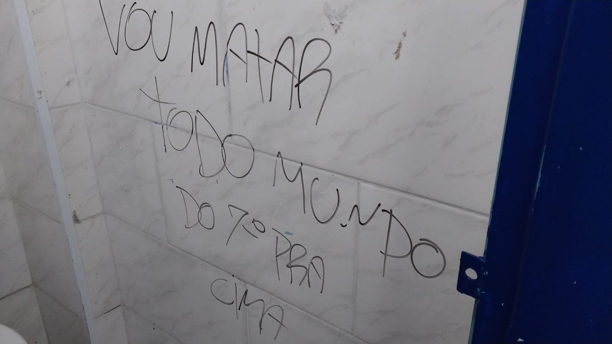 AnaSpiacci's tweet photo. As fotos abaixo mostram, o que seria um aviso dado por alunos dentro de uma escola da rede pública de ensino, localizada na zona norte de São Paulo. 
(Não direi o nome da escola, por questão de segurança).

#AtaqueBlumenau #ataquecreche #Escola #ARMAS #ZonaNorte https://t.co/9Hyo5ymviC