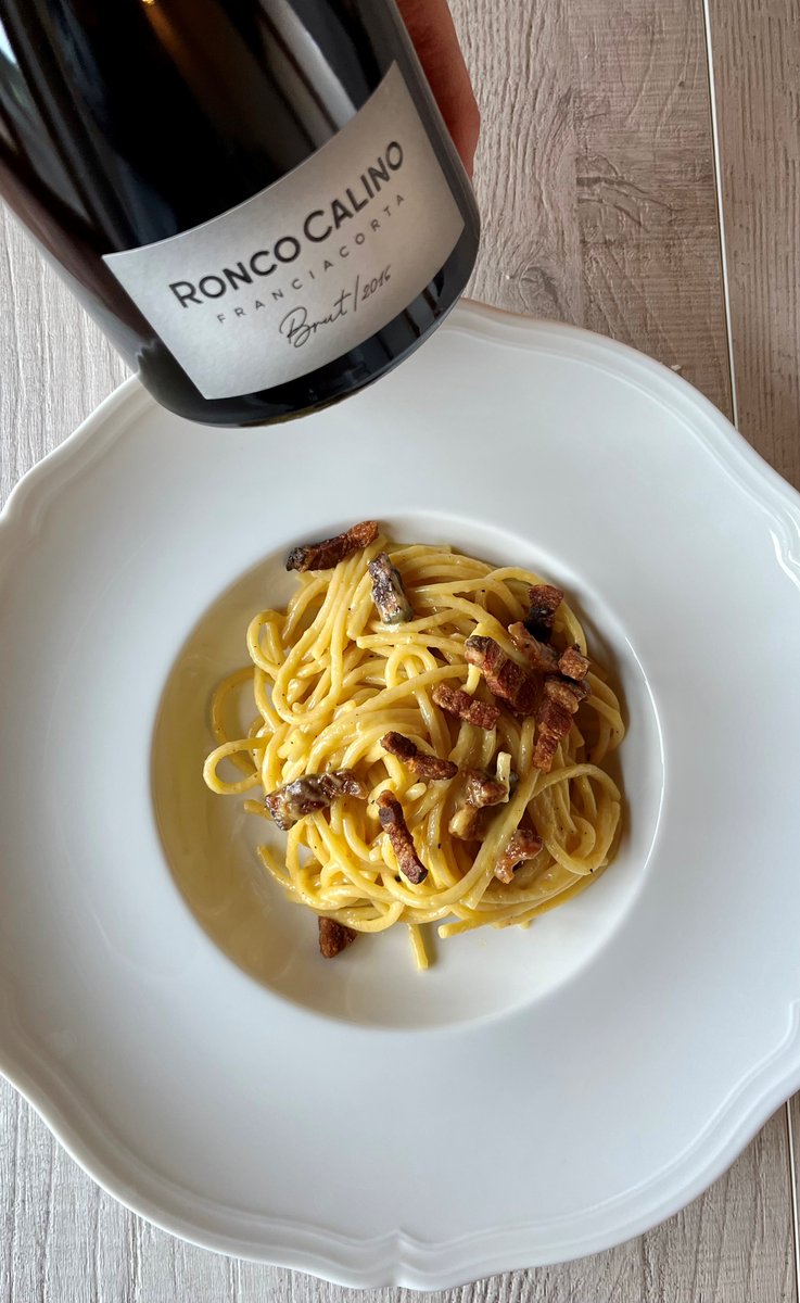 roncocalino's tweet photo. In occasione del #CarbonaraDay , abbiamo sperimentato la ricetta di Aurora Cavallo👩🏻‍🍳

L'abbinamento, giocando in casa, è stato facile: abbiamo scelto il nostro Franciacorta Brut 2016, intenso e avvolgente, come il golosissimo piatto. 

#franciacorta #sparklingwine #winepairing https://t.co/k6jkffqFuj