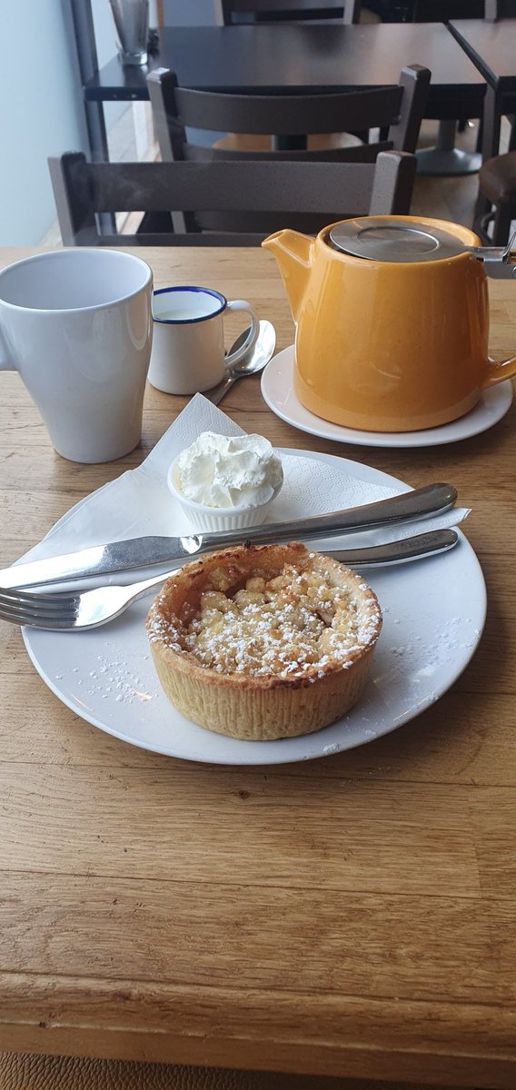 _ValODonovan's tweet photo. This is what happens when the dentist tells you there's an  hour wait so go for a cuppa!
And then the realisation hits...
No toothbrush  or toothpaste with me!😱🤷‍♀️
@theflowercup #bray
#tea #applecrumble #creeaaammm #deeelicious 
#hastobedone 🤷‍♀️ https://t.co/opW775BsrH