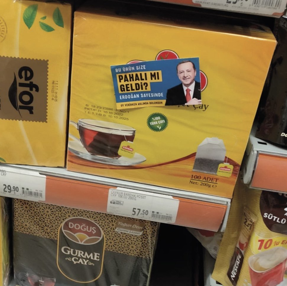 solcugazete's tweet photo. Halk, pahalı bulduğu ürünlerin üzerine “Bu ürün size pahalı mı geldi? Erdoğan sayesinde” yazılı etiketler yapıştırmaya başladı. https://t.co/G3upJwRyqh
