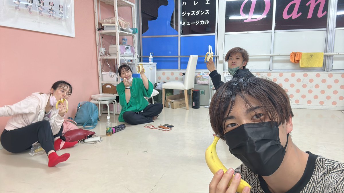 s_sportlove's tweet photo. 稽古終わり〜
バナナ食べたら帰ります!!
#DanceFactory
#バレエ
#ジャズダンス
#ミュージカル https://t.co/DZRiDFI1Q0