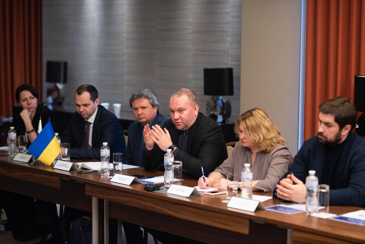 REI_MFA_Ukraine's tweet photo. Державний секретар @MFA_Ukraine Олександр Баньков взяв участь у відкритій дискусії із українським🇺🇦 бізнесом щодо потреб експортерів у рамках круглого столу «Банківські продукти для відбудови України», ініційованому @Ukreximbank 
Детальніше 👉https://t.co/Ausy5AfekT https://t.co/rLDL1QyCbO